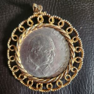 Winston Churchill Commemorate Coin Queen Elizabeth II 1965 Pendant Vintage